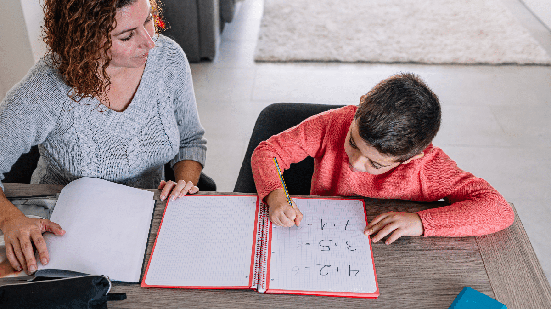 O apoio dos pais pode ajudar os filhos a desenvolver uma relação mais positiva com a matemática (Imagem: VCoscaron | Shutterstock)