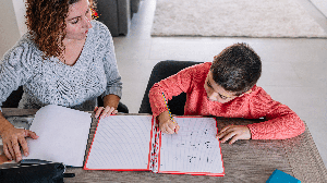 O apoio dos pais pode ajudar os filhos a desenvolver uma relação mais positiva com a matemática (Imagem: VCoscaron | Shutterstock)