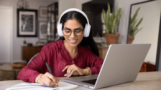 Analisar erros, controlar o tempo e reproduzir as condições do exame estão entre as estratégias para aproveitar melhor os simulados (Imagem: fizkes | Shutterstock)