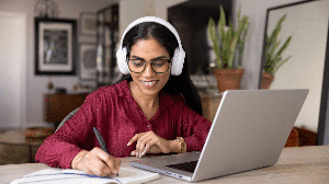 Analisar erros, controlar o tempo e reproduzir as condições do exame estão entre as estratégias para aproveitar melhor os simulados (Imagem: fizkes | Shutterstock)