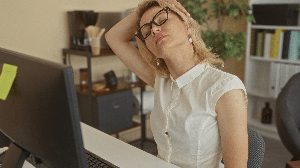 O tempo prolongado diante das telas e a falta de movimento podem favorecer dores e tensões na região do pescoço (Imagem: Krakenimages.com | Shutterstock)