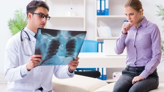 Se a tosse durar mais de três semanas, é fundamental procurar avaliação médica (Imagem: Elnur | Shutterstock)