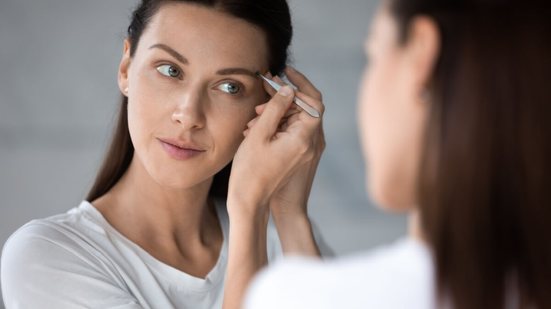 Sobrancelhas ralas podem revelar sinais importantes sobre a saúde do corpo (Imagem: fizkes | Shutterstock)