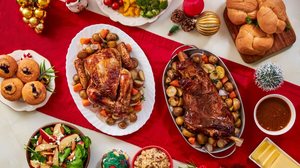 O reaproveitamento das sobras da ceia de fim de ano ajuda a reduzir o desperdício, mas requer atenção para não causar intoxicação alimentar (Imagem: van2251 | Shutterstock)