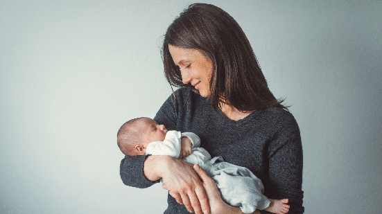 Sobrecarga sensorial, dificuldade de organização e sentimento de culpa são algumas das questões que podem tornar a maternidade mais desafiadora (Imagem: Kseniya Ivanova | Shutterstock)