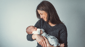 Sobrecarga sensorial, dificuldade de organização e sentimento de culpa são algumas das questões que podem tornar a maternidade mais desafiadora (Imagem: Kseniya Ivanova | Shutterstock)