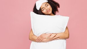 Enquanto dormimos profundamente, o corpo estimula mecanismos que restauram as células, favorecendo o viço da pele e a revitalização (Imagem: ViDI Studio | Shutterstock)