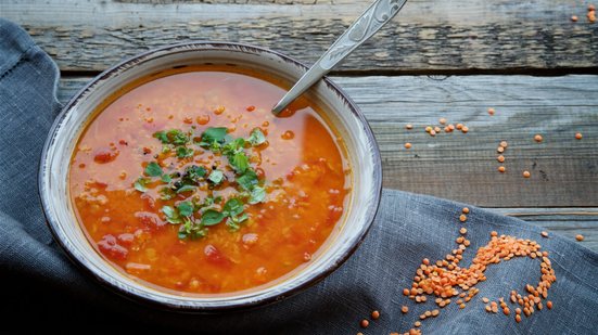 Sopa detox de lentilha vermelha (Imagem: Anna Puzatykh | Shutterstock)
