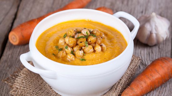 Creme de cenoura com grão-de-bico (Imagem: Ahanov Michael | Shutterstock)