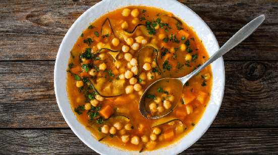 Sopa de grão-de-bico com cenoura e abobrinha (Imagem: Jacek Chabraszewski | Shutterstock)