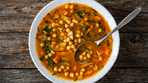Sopa de grão-de-bico com cenoura e abobrinha (Imagem: Jacek Chabraszewski | Shutterstock)