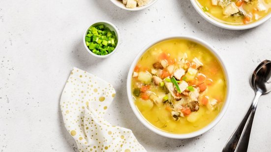 Sopa de frango com legumes (Imagem: Irina Rostokina | Shutterstock)