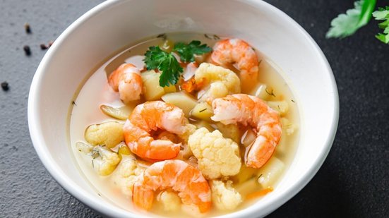 Sopa de camarão com legumes (Imagem: Alesia.Bierliezova | Shutterstock)