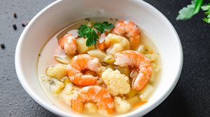 Sopa de camarão com legumes (Imagem: Alesia.Bierliezova | Shutterstock)