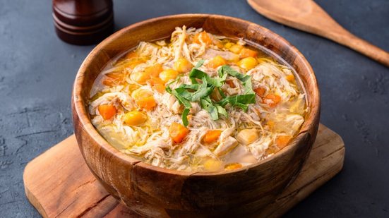 Sopa de frango com grão-de-bico (Imagem: banu sevim | Shutterstock)