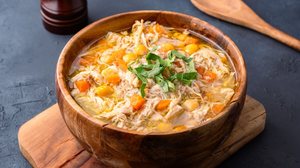 Sopa de frango com grão-de-bico (Imagem: banu sevim | Shutterstock)