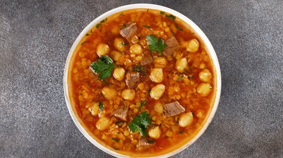 Sopas ricas em proteínas: 5 receitas leves e nutritivas para almoço e jantar
