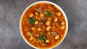 Sopa de carne com grão-de-bico e lentilha (Imagem: Ana_Malee | Shutterstock)