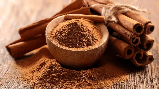A canela é associada à abundância em diferentes tradições, mas seu uso pode ter interpretações distintas (Imagem: SaddhaPic | Shutterstock)