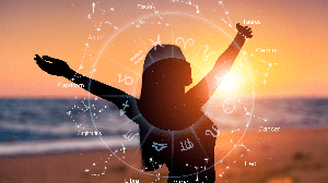 Alguns signos estarão mais alinhados com as energias de crescimento e realização durante o mês (Imagem: Billion Photos | Shutterstock)