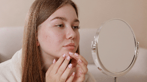 O diagnóstico inadequado do tipo e das necessidades da pele pode comprometer os resultados do skincare (Imagem: sergey kolesnikov | Shutterstock)