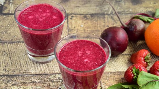 Suco de morango com cenoura e beterraba
 (Imagem: Amallia Eka | Shutterstock)