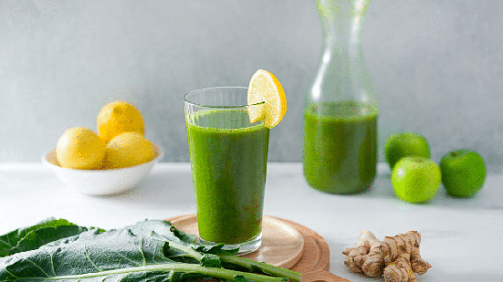 O suco verde é uma opção perfeita para o café da manhã (Imagem: Linda Hughes Photography | Shutterstock)