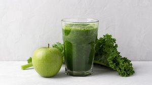 Suco verde de couve com maçã-verde  (Imagem: olepeshkina | Shutterstock)
