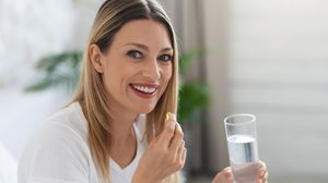 O uso correto dos suplementos alimentares pode contribuir para a saúde (Imagem: Prostock-studio | Shutterstock)