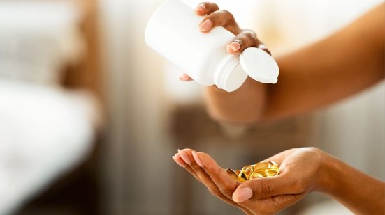 O consumo de suplementos alimentares requer equilíbrio e orientação adequada (Imagem: Prostock-studio | Shutterstock)