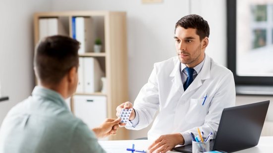 O SUS passa a oferecer profilaxia com doxiciclina após exposição de risco, ampliando as estratégias de prevenção de ISTs bacterianas (Imagem: Ground Picture | Shutterstock)