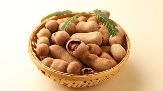 O tamarindo é fonte de nutrientes importantes para a saúde (Imagem: SMDSS | Shutterstock)