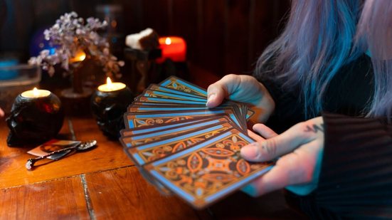 Maio trará encerramentos, oportunidades e aprendizados que poderão influenciar decisões, relações e caminhos pessoais (Imagem: Alfonso Soler | Shutterstock)