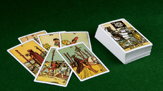 Segundo as cartas do tarot, o sábado favorecerá reconciliações e fortalecimento dos vínculos afetivos (Imagem: Alistair McDonald | Shutterstock)