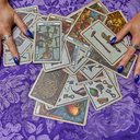 As cartas de tarot indicam movimentos, recomeços e a necessidade de clareza emocional (Imagem: Goodwin Mallorca  | Shutterstock)
