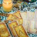 O tarot indica um dia de esperança, conexões e crescimento emocional, pedindo equilíbrio entre ação, reflexão e autocuidado (Imagem: Tatevosian Yana | Shutterstock)