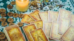 O tarot indica um dia de esperança, conexões e crescimento emocional, pedindo equilíbrio entre ação, reflexão e autocuidado (Imagem: Tatevosian Yana | Shutterstock)