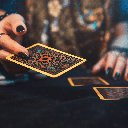 A segunda-feira será favorável para reconhecer o que tem valor, fortalecer relações e abrir espaço para caminhos diferentes (Imagem: STEKLO | Shutterstock)