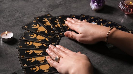 Conforme as cartas do tarot, o dia será favorável para a tomada de decisão (Imagem: New Africa | Shutterstock)