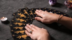 Conforme as cartas do tarot, o dia será favorável para a tomada de decisão (Imagem: New Africa | Shutterstock)
