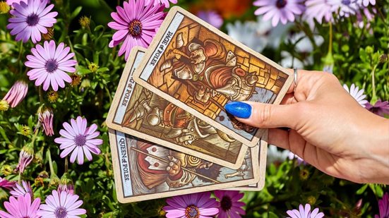 O dia será marcado por encerramentos importantes e oportunidades no amor, na comunicação e nos projetos (Imagem: Goodwin Mallorca | Shutterstock)