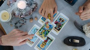 O equilíbrio entre razão e emoção será essencial neste sábado (Imagem: Natalie magic | Shutterstock)