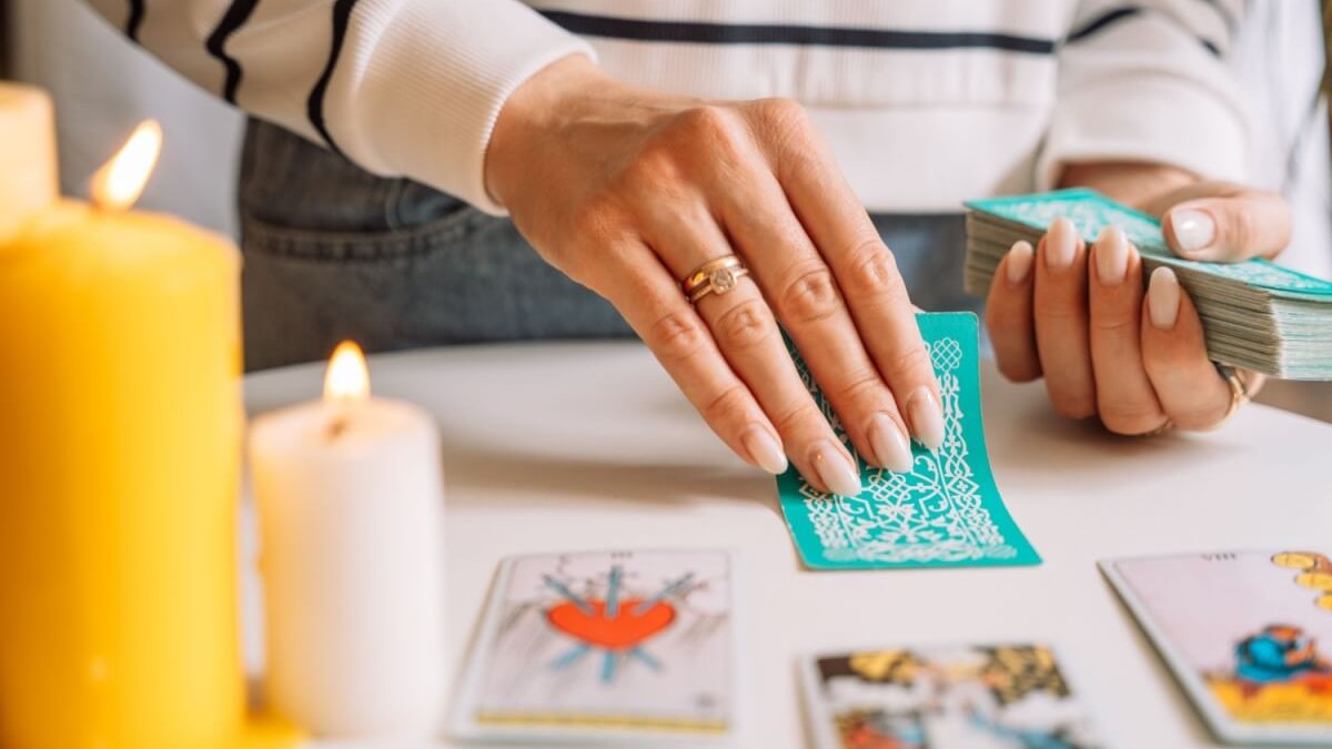 Tarot do dia: previsão para os 12 signos em 10/04/2026