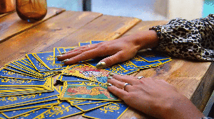 Algumas cartas mostram que o sábado será produtivo e cheio de possibilidades, enquanto outras pedem cuidado com sobrecarga (Imagem: Daria Zelenska | Shutterstock)