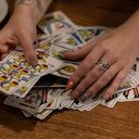 Cada carta do tarot carrega uma mensagem única de crescimento e transformação para os nativos dos 12 signos (Imagem: Julia Zavalishina | Shutterstock)