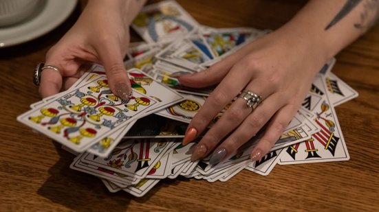 Cada carta do tarot carrega uma mensagem única de crescimento e transformação para os nativos dos 12 signos (Imagem: Julia Zavalishina | Shutterstock)