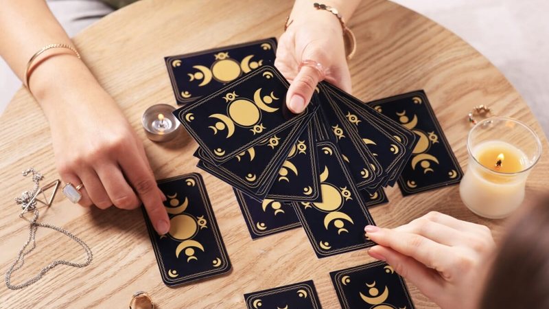 Tarot do dia: previsão para os 12 signos em 15/02/2026