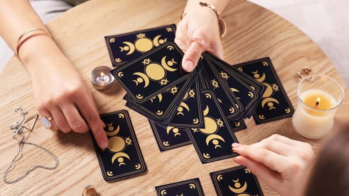 Tarot do dia: previsão para os 12 signos em 15/02/2026
