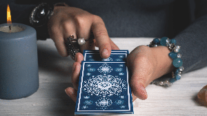 O tarot traz uma energia de conquistas, amadurecimento e novos movimentos para esta terça-feira (Imagem: Happy_Nati | Shutterstock)