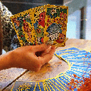 Nesta quarta-feira, o tarot traz uma energia de movimento, escolhas e coragem para os nativos (Imagem: Daria Zelenska | Shutterstock)